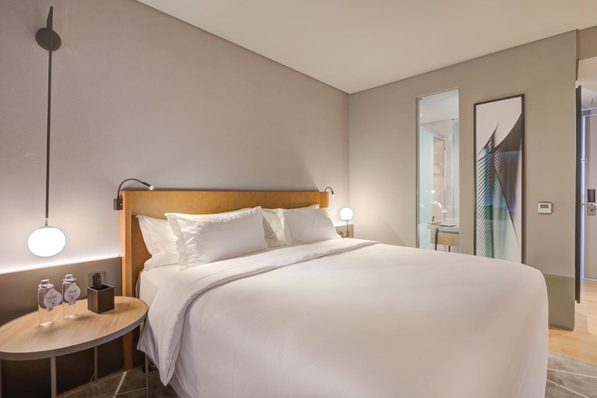 Quarto com Cama King-size e Vista do Lago