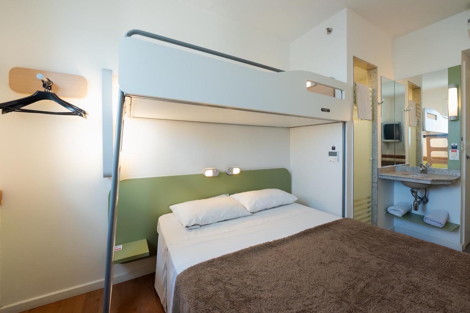 Quarto Standard com Cama de Casal e 1 Beliche